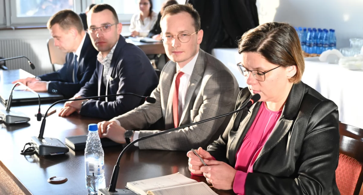 Na zdjęciu: Radni głosowali za, fot. Facebook/Starostwo Powiatowe