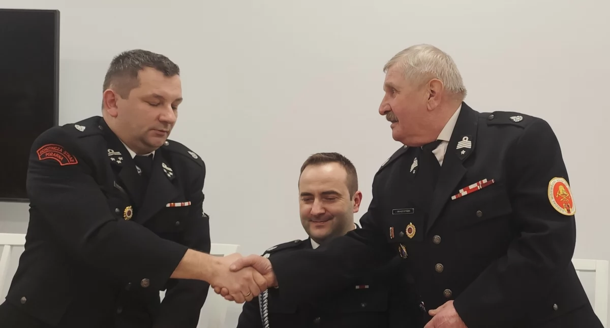 Na zdjęciu: dotychczasowy i nowy komendant OSP Strzałków KSRG, fot. Facebook/ OSP Strzałków KSRG