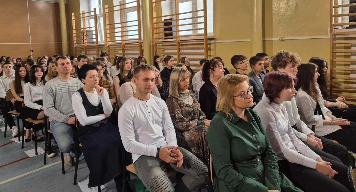 Na zdjęciu: Uczestnicy obchodów 104 rocznicy urodzin K.K. Baczyńskiego, patrona II LO