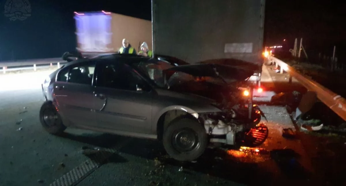 Na zdjęciu: Rozbite auto osobowe, fot. KP PSP Radomsko i Facebook/Raporty Drogowe Autostrada A1