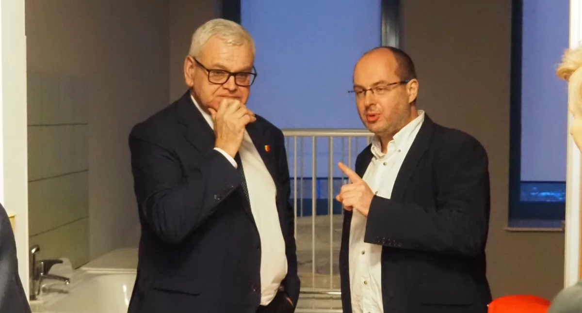 Na zdjęciu: Wojciech Ślusarczyk i dr Jakub Kubacki podczas konferencji w szpitalu