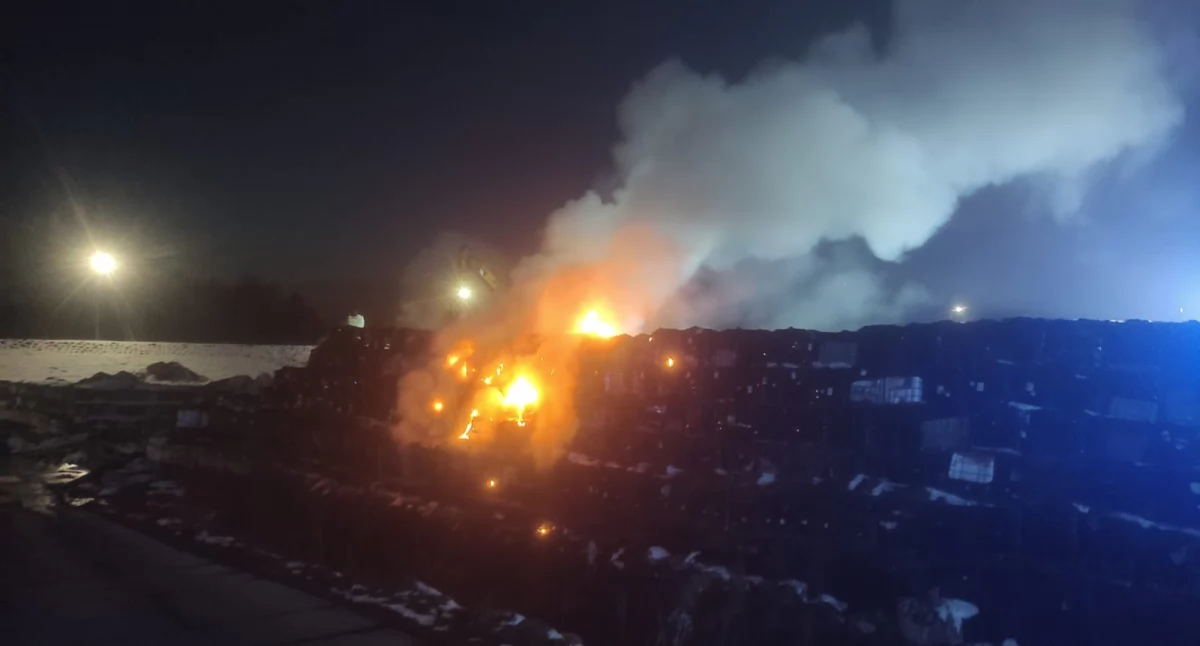 Na zdjęciu: Pożar na składowisku w Płoszowie, fot. KP PSP Radomsko