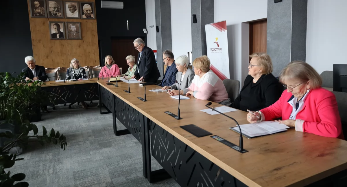 Na zdjęciu: Seniorzy wskazują, co można poprawić, fot. Facebook/UM Radomsko