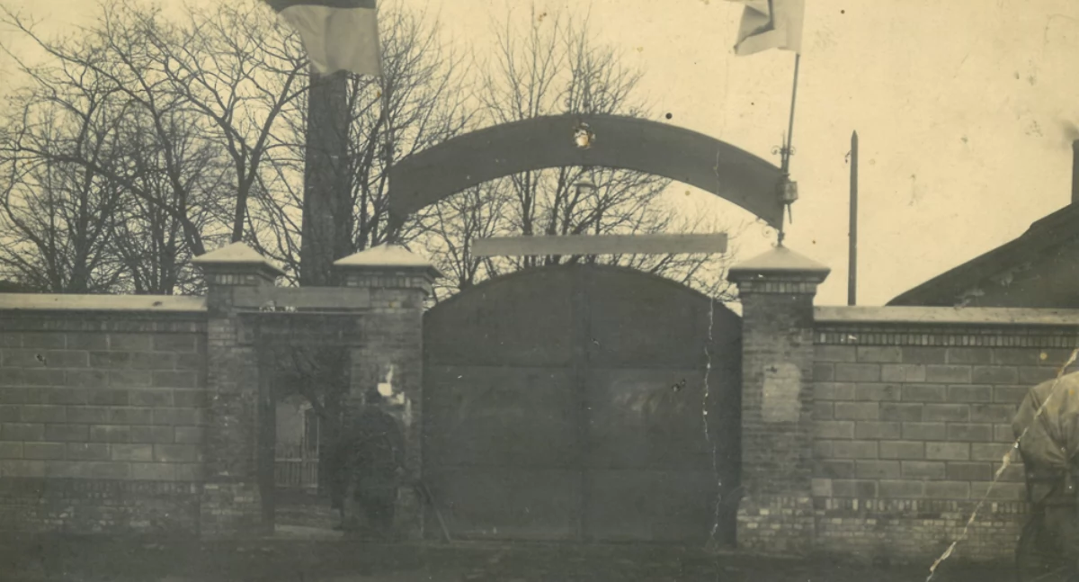 Na zdjęciu: Wejście do Metalurgii, rok 1916. Zbiory muzeum