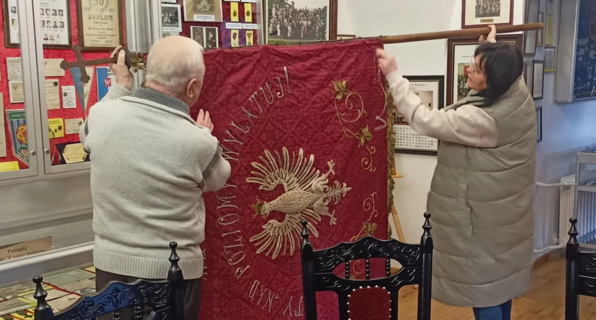 Na zdjęciu: Sztandar jest już w Radomsku, fot. Facebook/Muzeum Regionalne