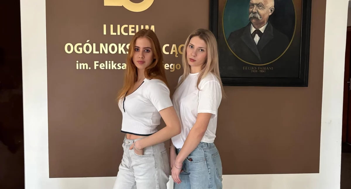 Na zdjęciu: Uczennice I LO przygotowują się do marcowego finału, fot. I LO