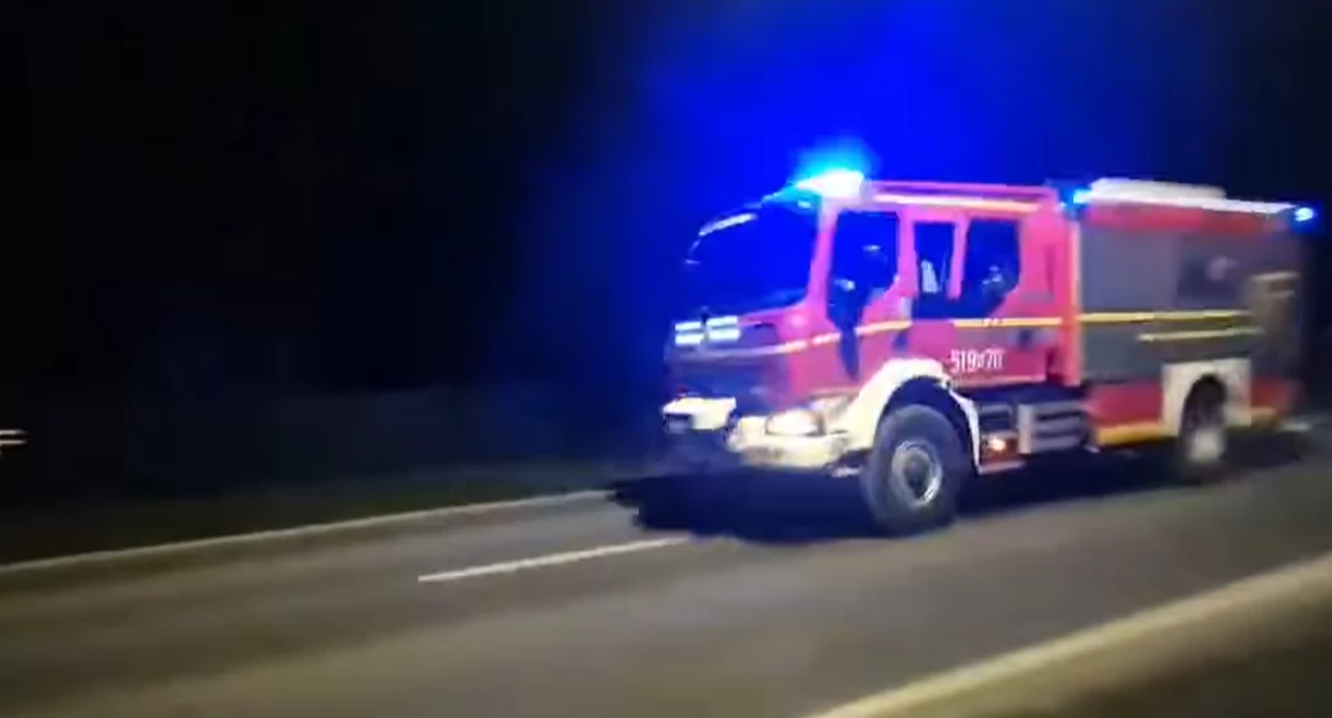 Na zdjęciu: Strażacy z OSP Jedlno Drugie jadą do akcji, fot. Facebook/OSP Jedlno Drugie