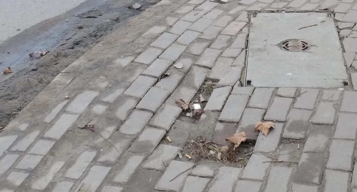 Na zdjęciu: Uszkodzona kostka w chodniku, fot. Czytelniczka