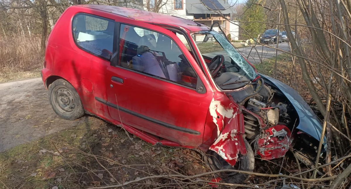 Na zdjęciu: Rozbite Seicento, fot. KP PSP Radomsko/KPP Radomsko