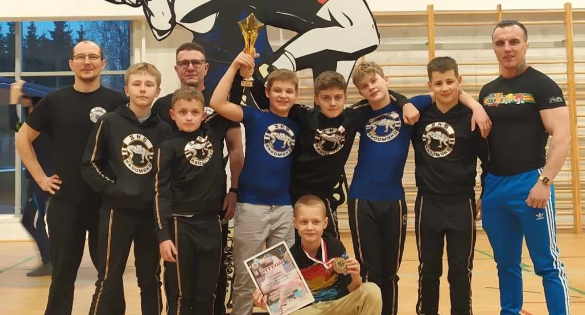 Sporty Walki, Mistrzostwach Województwa Łódzkiego zapasach stylu klasycznym Zawodnicy Radomsku trzecim stopniu podium drużynowo - zdjęcie, fotografia