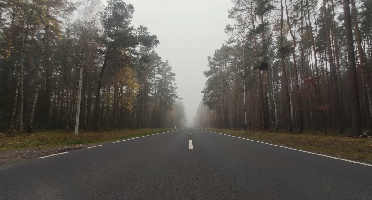 Na zdjęciu: Jedna z dróg w powiecie