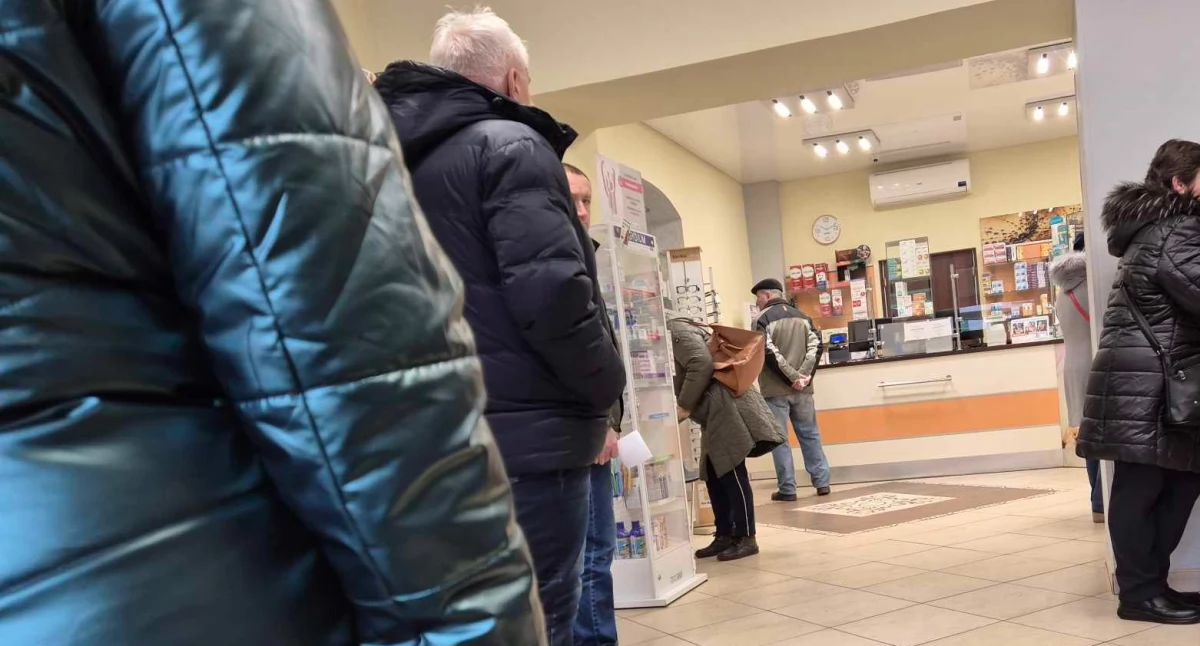 Na zdjęciu: Kolejka w aptece