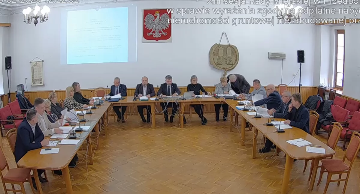 Na zdjęciu: Zrzut ekranu z transmisji obrad w UM w Przedborzu