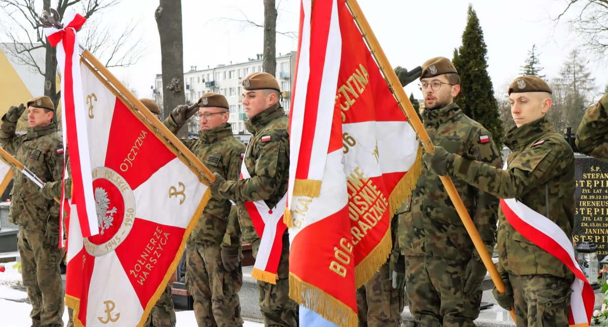Na zdjęciu: Żołnierze WOT przy pomniku KWP na Starym Cmentarzu, fot. Facebook/Starostwo Powiatowe