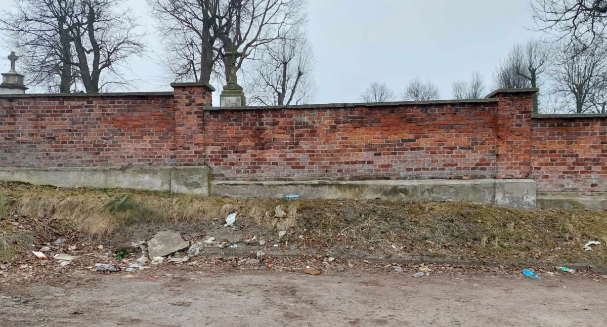Na zdjęciu: Śmieci przy Starym Cmentarzu, fot. Czytelniczka
