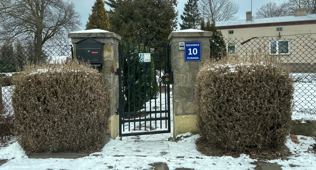Na zdjęciu: Parafianie, którzy bronią księdza, mówią, że przecież wyremontował kościół, więc...