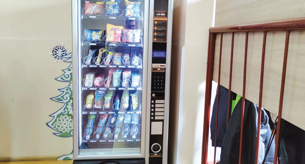 Na zdjęciu automaty z przekąskami w szkole w gminie Żytno