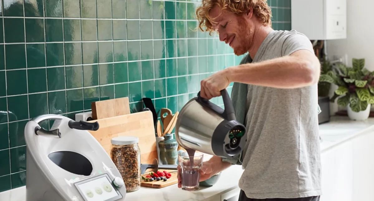 Na zdjęciu: Mężczyzna i thermomix, fot. Vorwerk.com