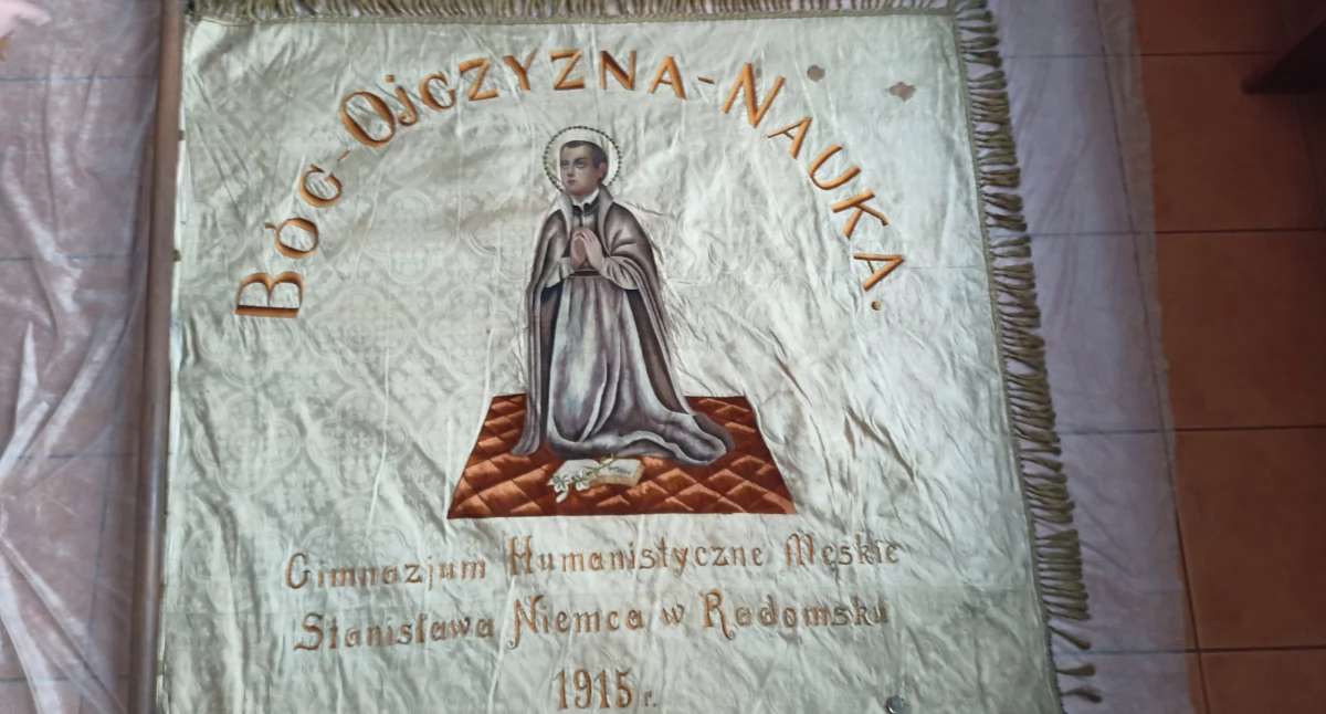 Na zdjęciu sztandar gimnazjum Niemca