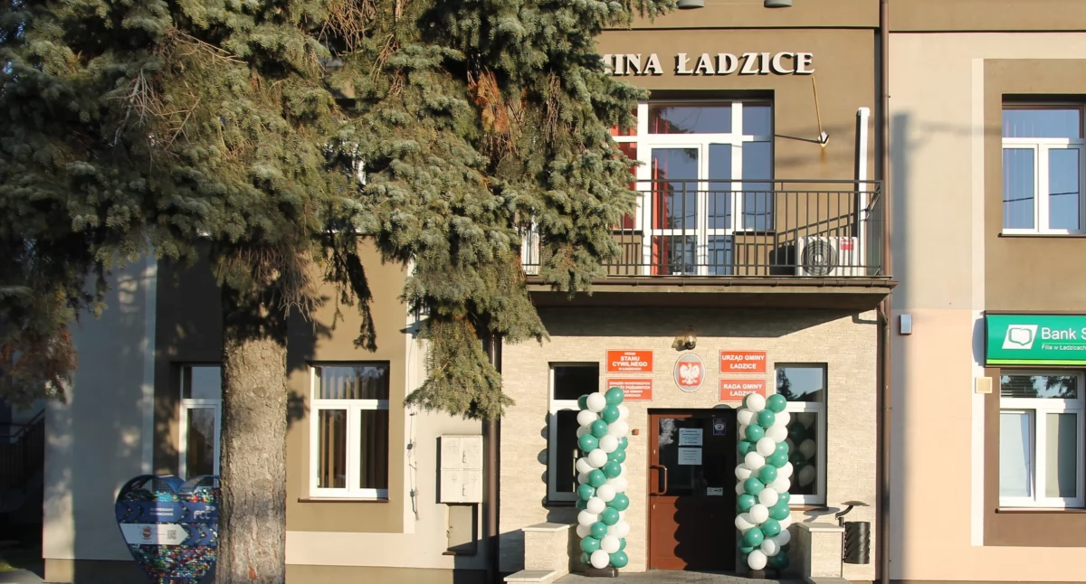 Na zdjęciu urząd gminy Ładzice, fot. FB/GminaŁadzice