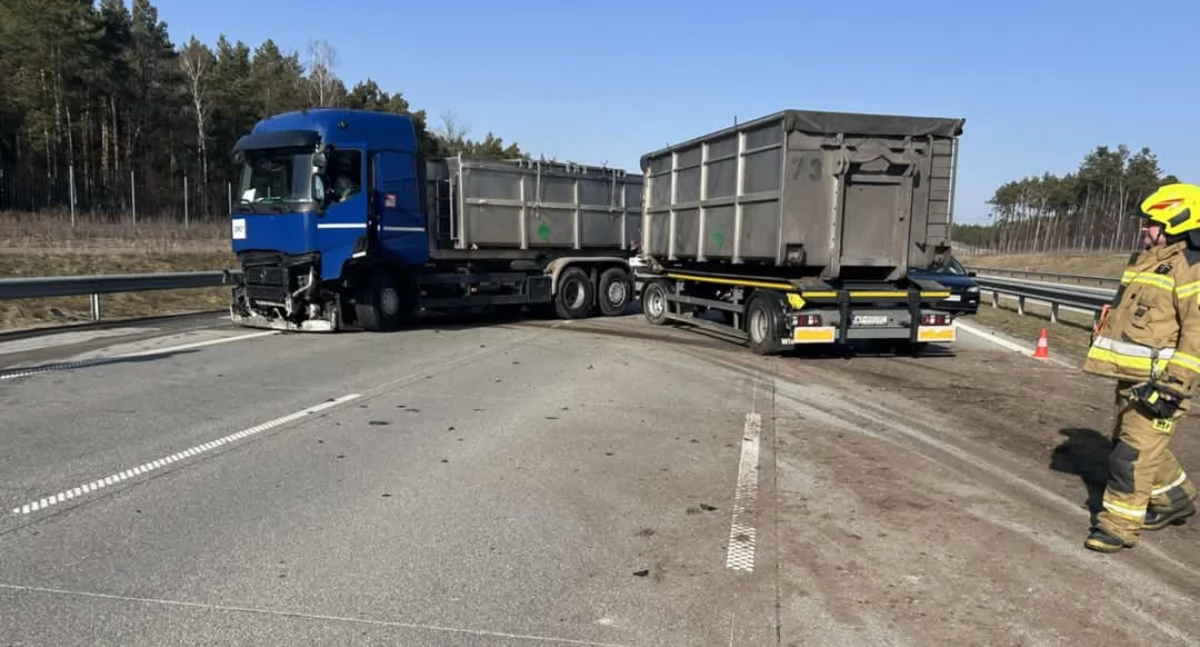 Na zdjęciu: Ciężarówka zablokowała drogę, fot. Facebook/Autostrada A1