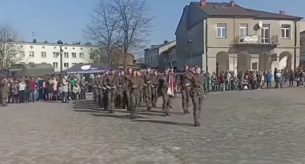 Na zdjęciu: Przysięga i defilada na przedborskim rynku, fot. zrzut ekranu