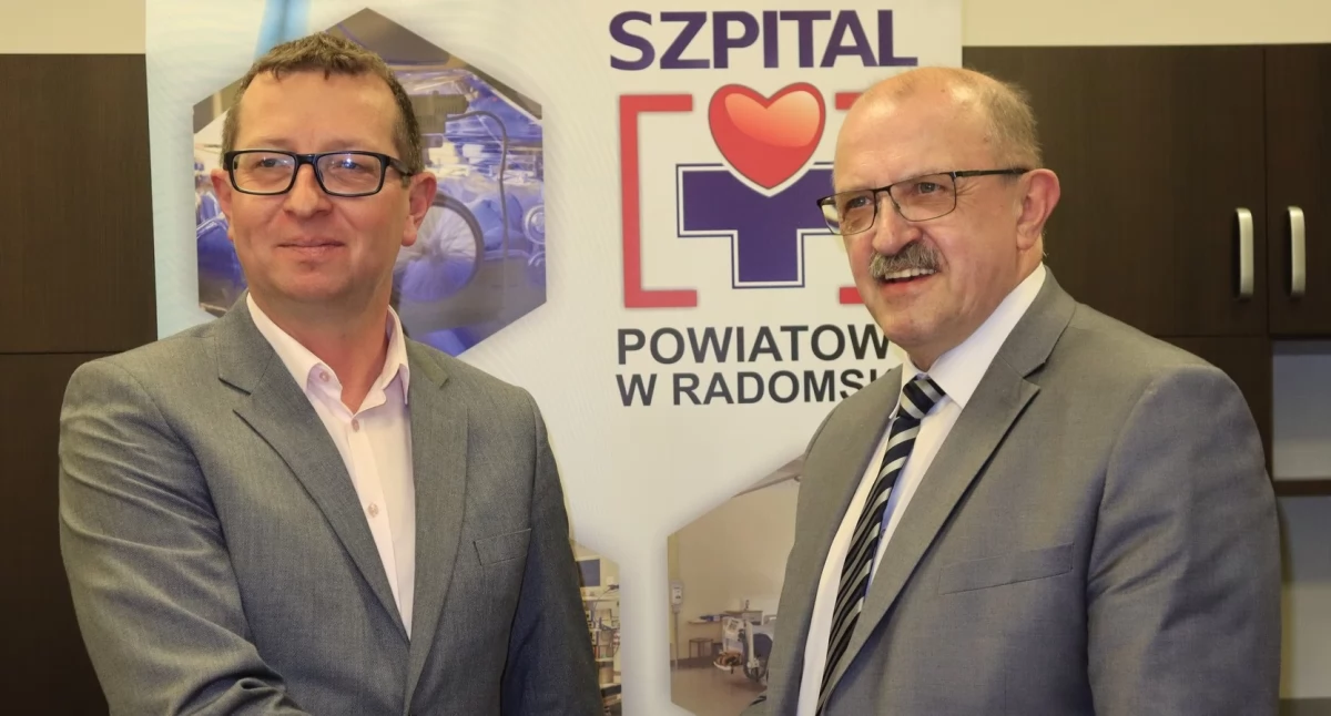 Na zdjęciu: Umowę podpisano w poniedziałek, Dariusz Szmigielski i Piotr Kagankiewicz, fot. Facebook/Szpital Powiatowy