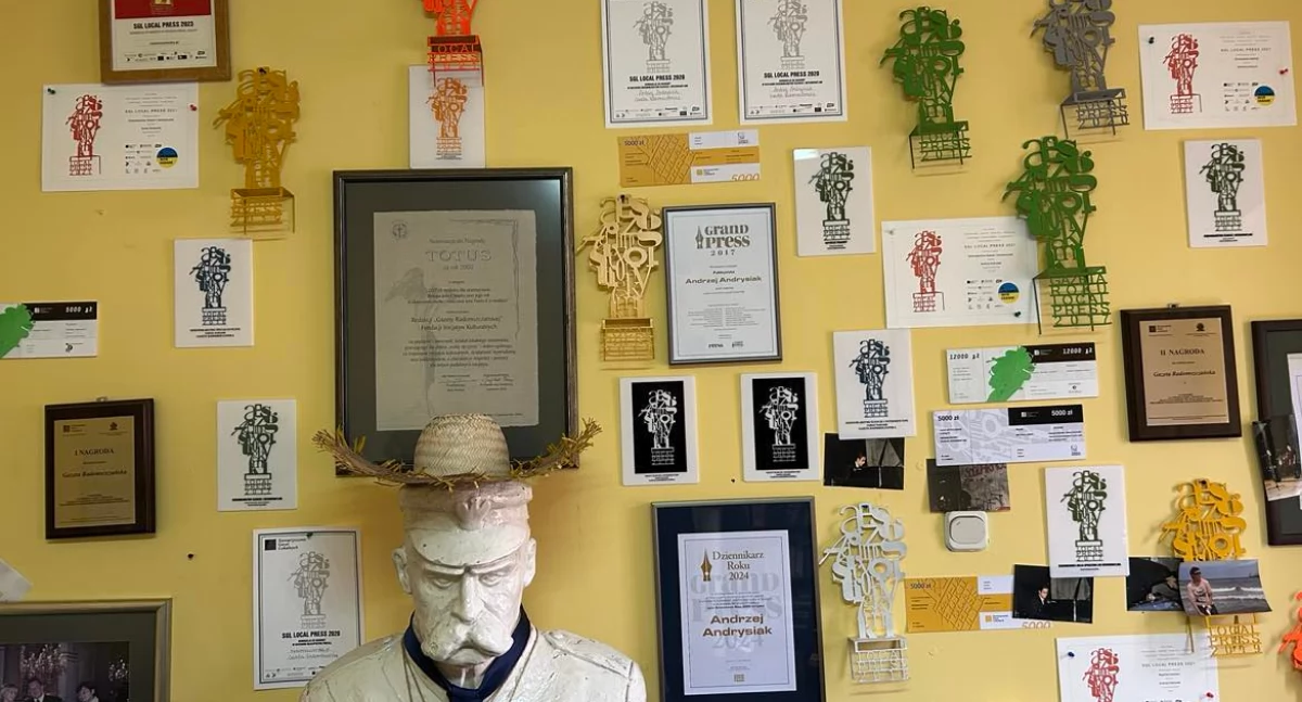 Na zdjęciu redakcyjna ściana w siedzibie Gazety Radomszczańskiej z nominacjami i nagrodami z lat ubiegłych