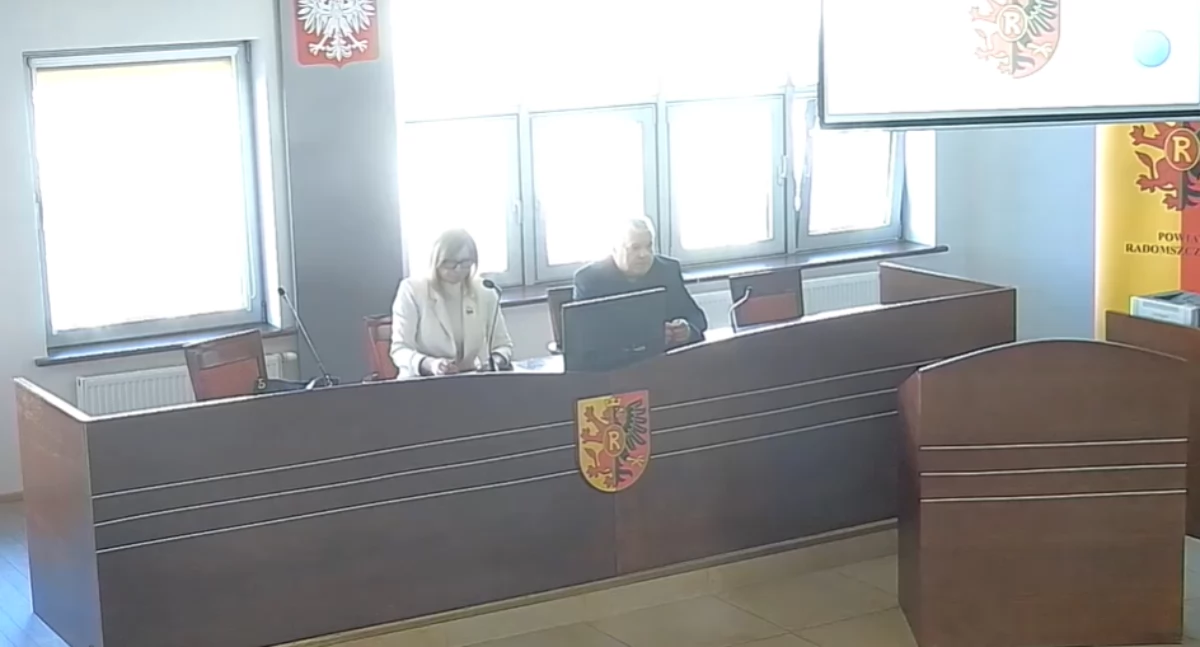 Na zdjęciu: Krzyż wisiał na ścianie za stołem prezydialnym