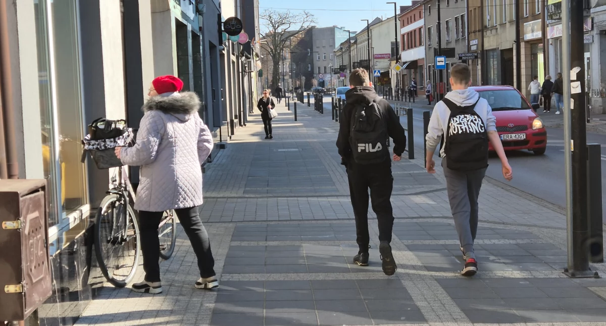 Na zdjęciu: Zimowa garderoba przestaje być potrzebna