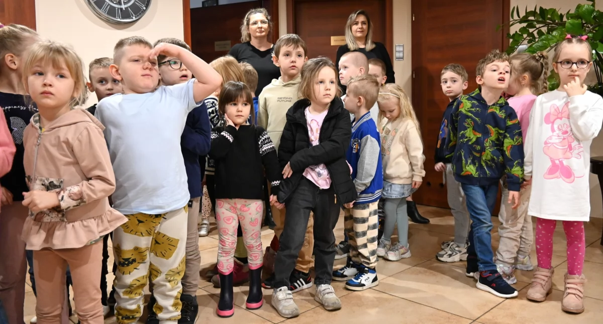 Na zdjęciu: Przedszkolaki miały mnóstwo pytań, fot. Facebook/Starostwo Powiatowe