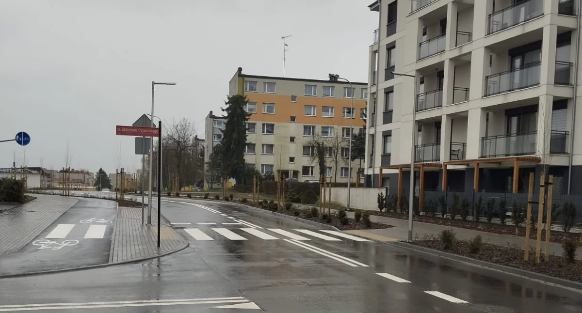 Na zdjęciu: Radomszczanin wskazuje, że na przejściach brakuje znaków