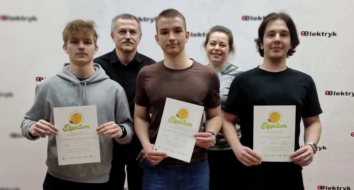 Na zdjęciu: Wyróżnieni uczniowie ze swoimi nauczycielami, fot. Facebook/ZSE-E