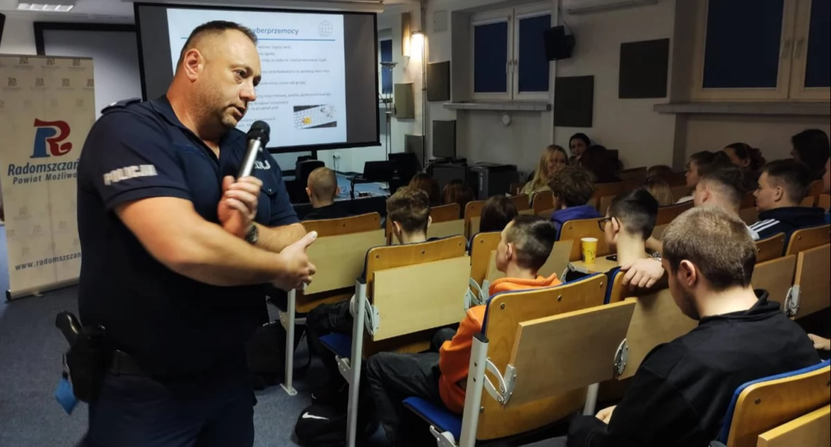 Na zdjęciu: Ta wiedza na pewno przyda się uczniom, fot. Facebook/KPP Radomsko
