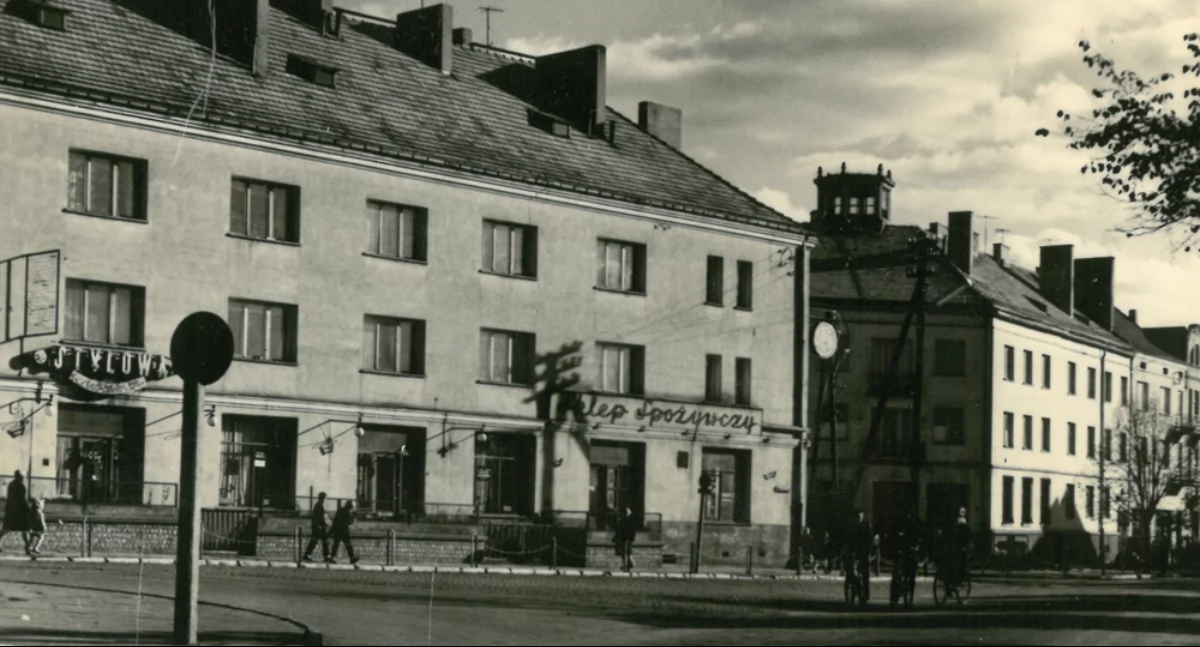 Na zdjęciu: Plac 3 Maja, na pierwszym planie restauracja  Stylowa, lata 60. Fot. Jakub Lechowski