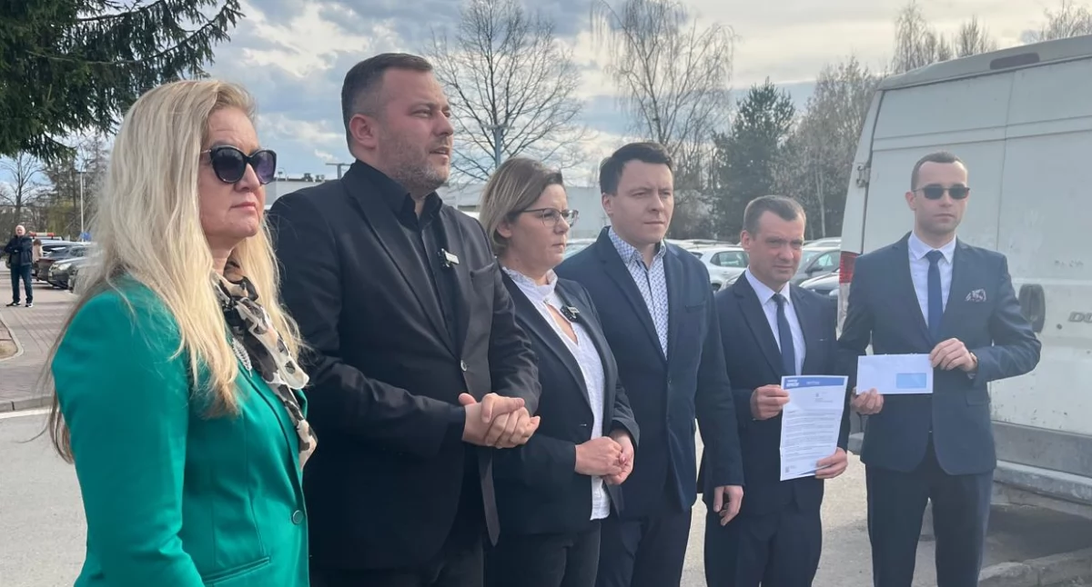 Na zdjęciu: Radni PiS zgłaszają sprawę do prokuratury