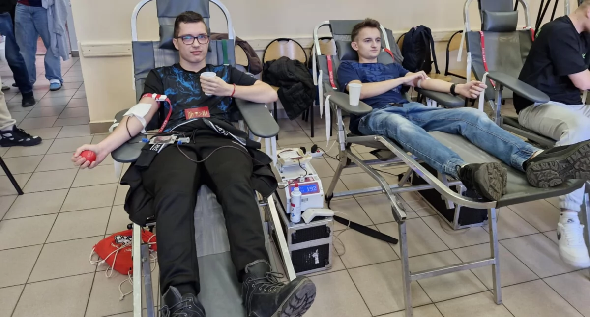 Na zdjęciu: Młodzi krwiodawcy, fot. Facebook/ZSE-E Radomsko