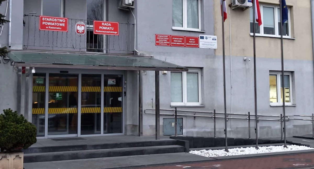 Na zdjęciu: Urzędniczka, która wydrukowała  i podpisała dokument, już nie pracuje  w starostwie