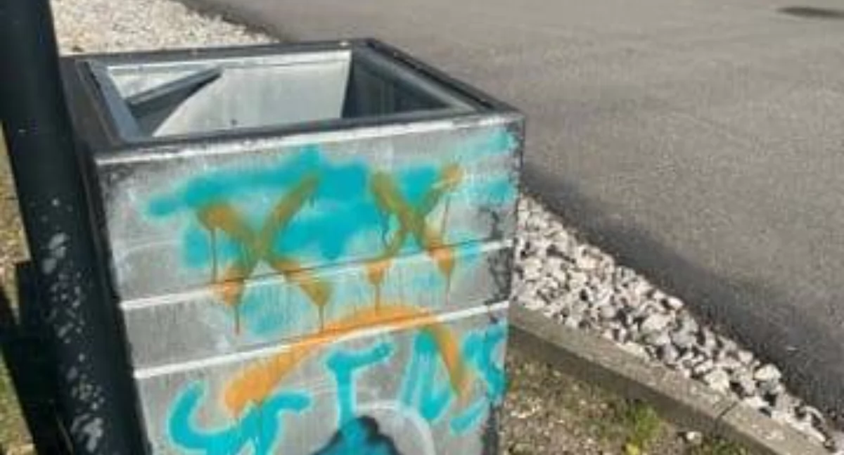 Na zdjęciu: Pomalowany przez nieznanych sprawców kosz, fot. Facebook/UM Radomsko