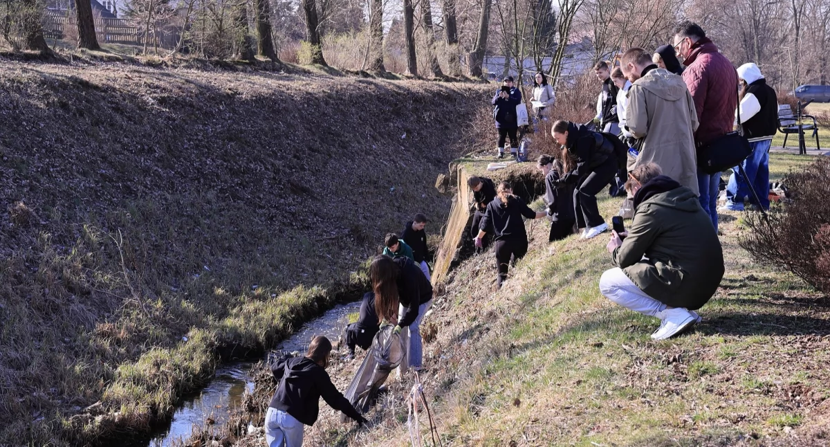 Na zdjęciu: Uczestnicy akcji, fot. Facebook/Starostwo Powiatowe