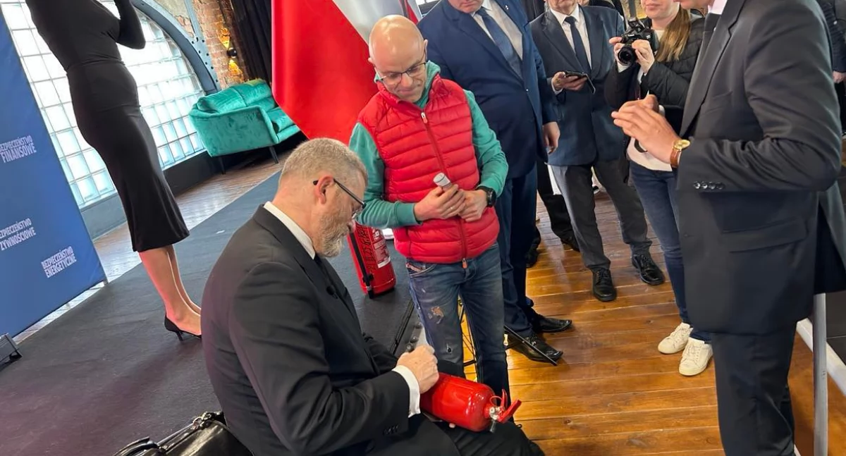 Na zdjęciu: Grzegorz Braun po spotkaniu podpisuje gaśnice zwolennikom