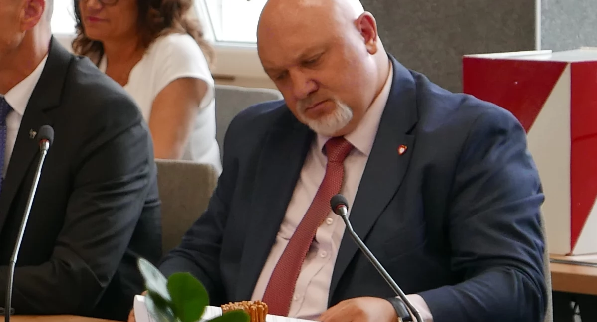Na zdjęciu: Robert Kempski (KO) podczas sesji rady miasta