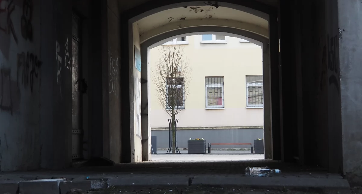 Na zdjęciu: Skutki i efekty łatwego dostępu do alkoholu widać w wielu miejscach w mieście, na przykład  w centrum