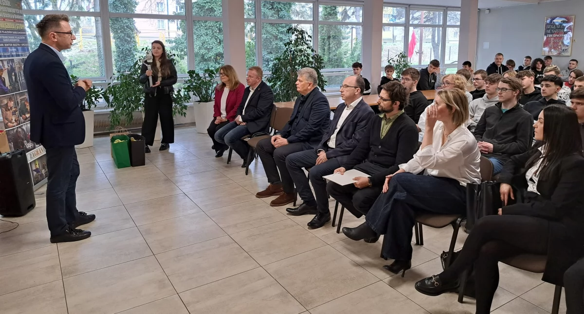 Na zdjęciu: Uczniowie mogą liczyć na finansowe zachęty, fot. Facebook/ZSP nr 1