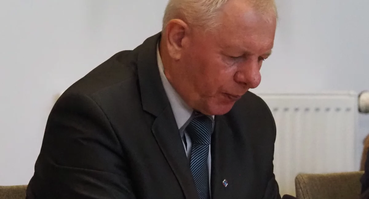 Na zdjęciu: Radny Kucharski zaczął od przysłowia