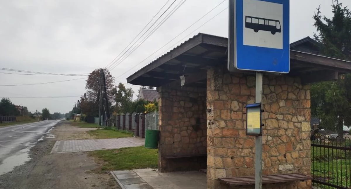 Na zdjęciu: Przystanki w małych wsiach są, ale znikają kolejne kursy autobusów
