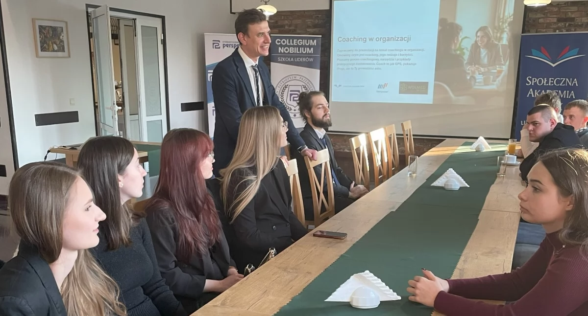 Na zdjęciu: Uczestnicy otrzymali dyplomy