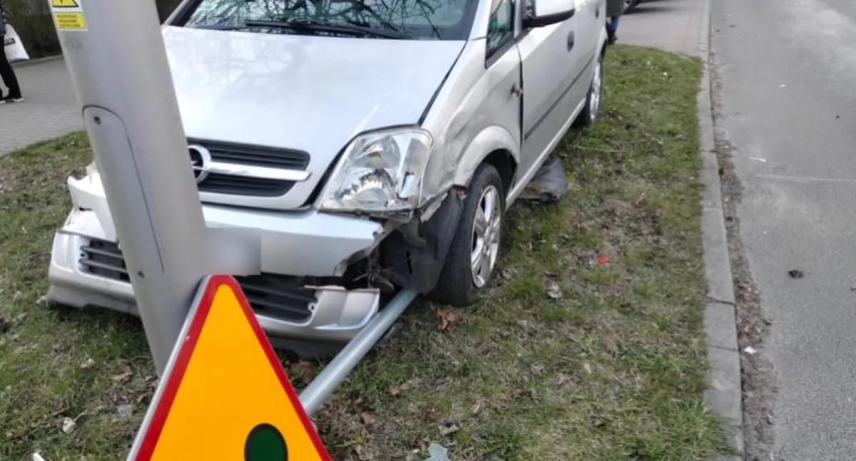 Na zdjęciu: Zafira uderzyła w słupek