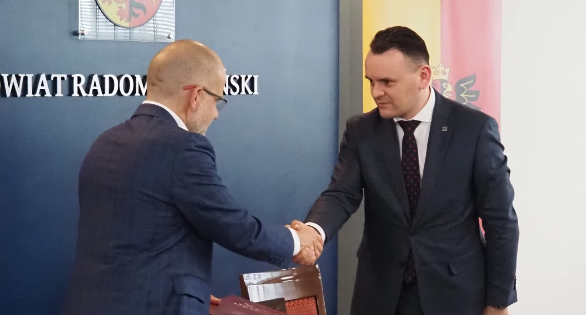 Na zdjęciu: Podpisanie umowy odbyło się w starostwie