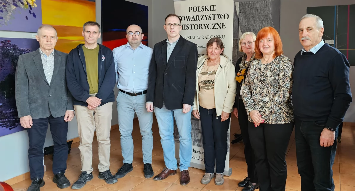 Na zdjęciu: Od lewej Andrzej Grochowalski (skarbnik), Tomasz Kuźnicki (przewodniczący Komisji Rewizyjnej), Paweł Dudek (sekretarz) Tomasz Nowak (prezes), Alicja Surmacka (wiceprezes), Maria Duran (członek zarządu), Beata Stejnbis (członek Komisji Rewizyjnej), Andrzej Duchowski (członek Komisji Rewizyjnej)